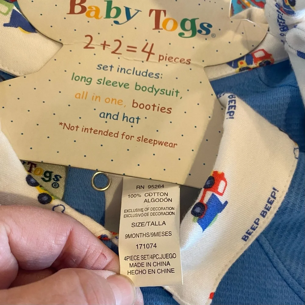 New Baby Togs 4 Piece Set. #2 Bodysuits, Hat & Booties. Size 9 months